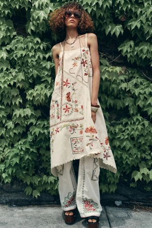 Платье Zara с вышивкой: новинка летнего сезона